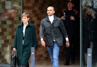 Daniel Alves deixa prisão após pagamento de fiança