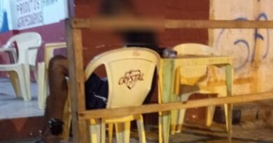 Homem com tornozeleira eletrônica é baleado e morre sentado em cadeira de bar em Santaluz