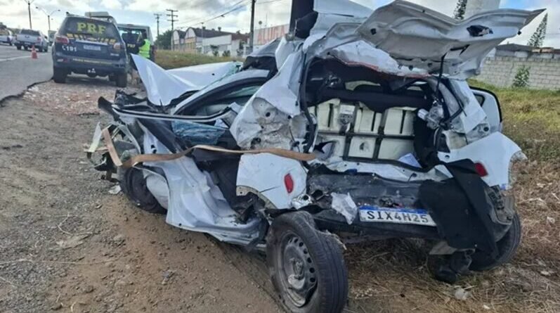 Acidente envolvendo 5 veículos deixa carro completamente destruído na BR-324